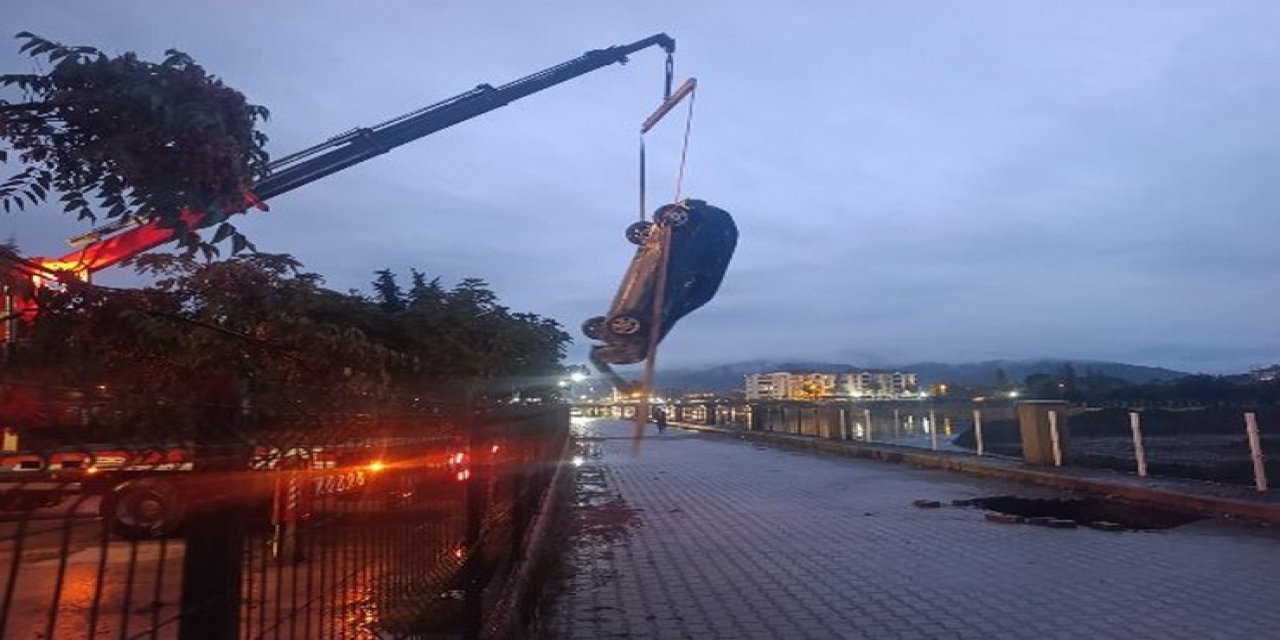 Çorum'da yolda oluşan çukura otomobil düştü