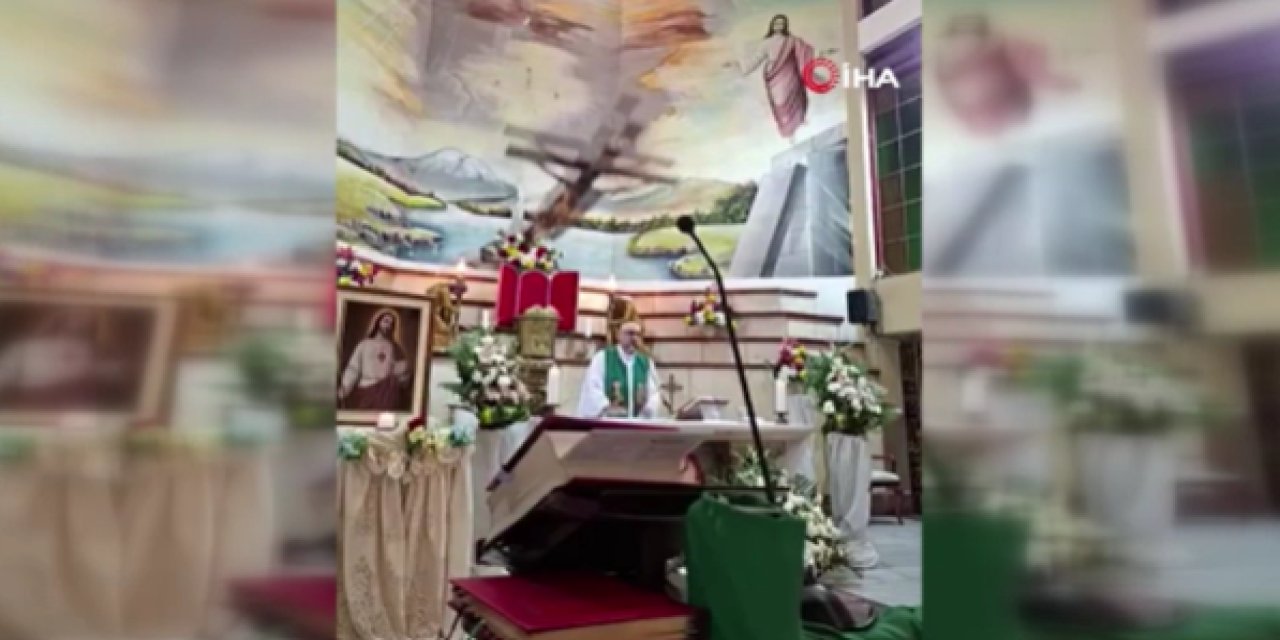 Canlı yayındaki ayin sırasında başına haç düşen rahip öldü