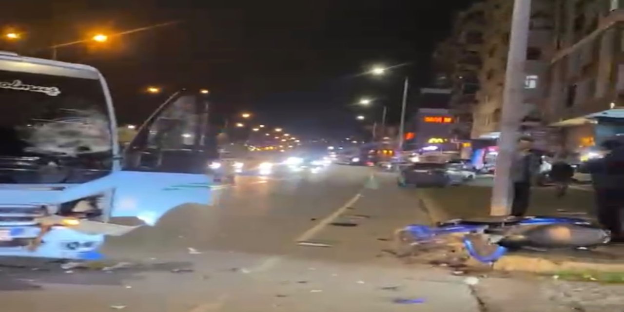 Rize'de Dolmuş ile Motosikletin Çarpıştığı Ölümlü Kaza Kamerada