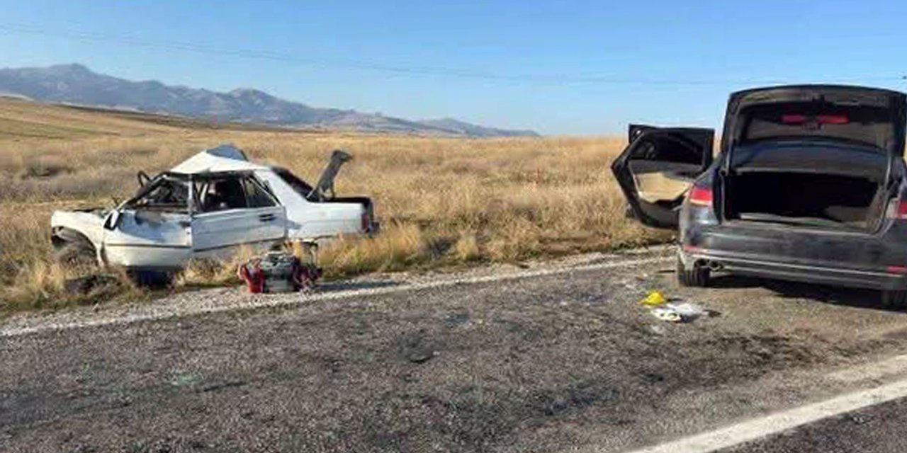 Otomobiller kafa kafaya çarpıştı: 4 ölü, 4 yaralı