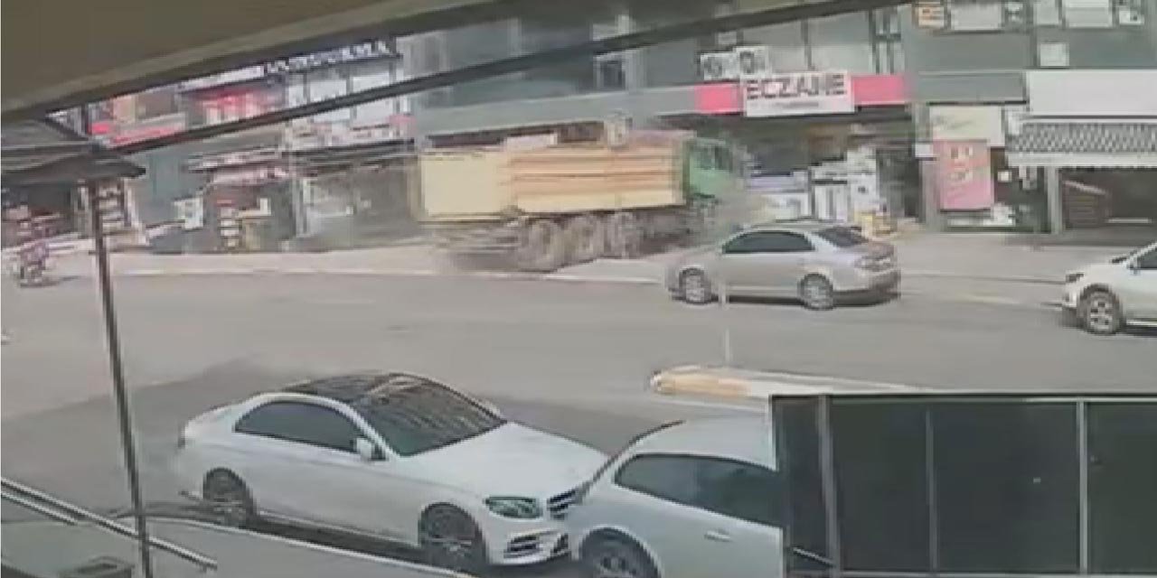 Pendik'te hafriyat kamyonu eczaneye girdi; 7 yaralı