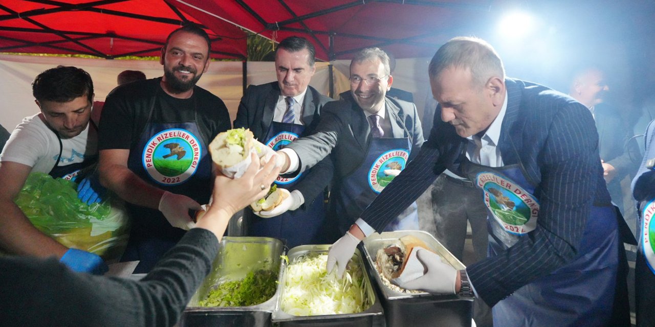 Karadeniz’in coşkusu hamsi lezzeti ve horon ile Pendik’e taşındı: 2.4 ton hamsi dağıtıldı