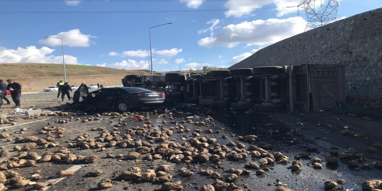 Ağrı'da tır ile otomobilin çarpışması sonucu 4 kişi öldü