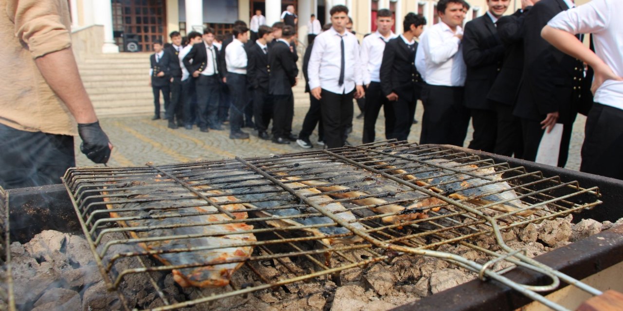 Hamsi olmayınca balık şenliğinde palamut ikram edildi