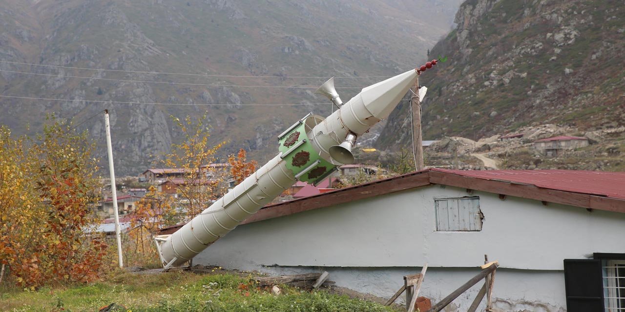 Rize'de çığ riskine karşı çelik varilden yapılan minare bu kış öncesi yine yatırıldı