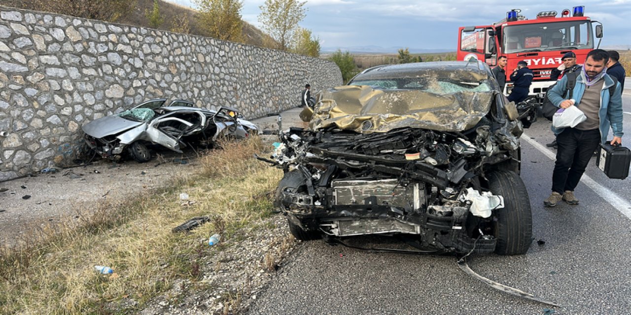 Çorum'un Alaca ilçesinde iki otomobilin çarpışması sonucu 4 kişi öldü, 2 kişi yaralandı.