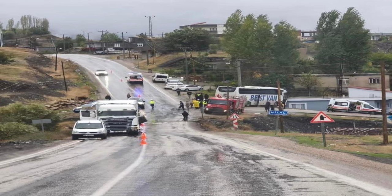 Yolcu otobüsü ile TIR çarpıştı; 1 ölü, 14 yaralı