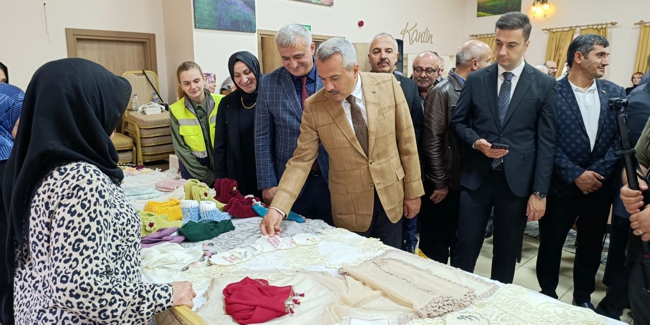 Madenli'de Hanımeli Çarşısı Açıldı: 34 Kadın El Emeği Ürünlerini Sergiliyor