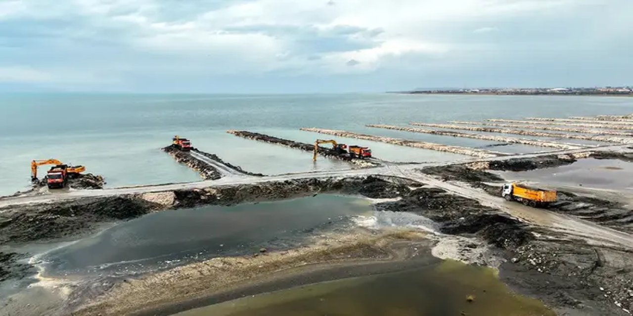 Van Gölü’nden 2 milyon 385 bin metreküp dip çamuru çıkarıldı