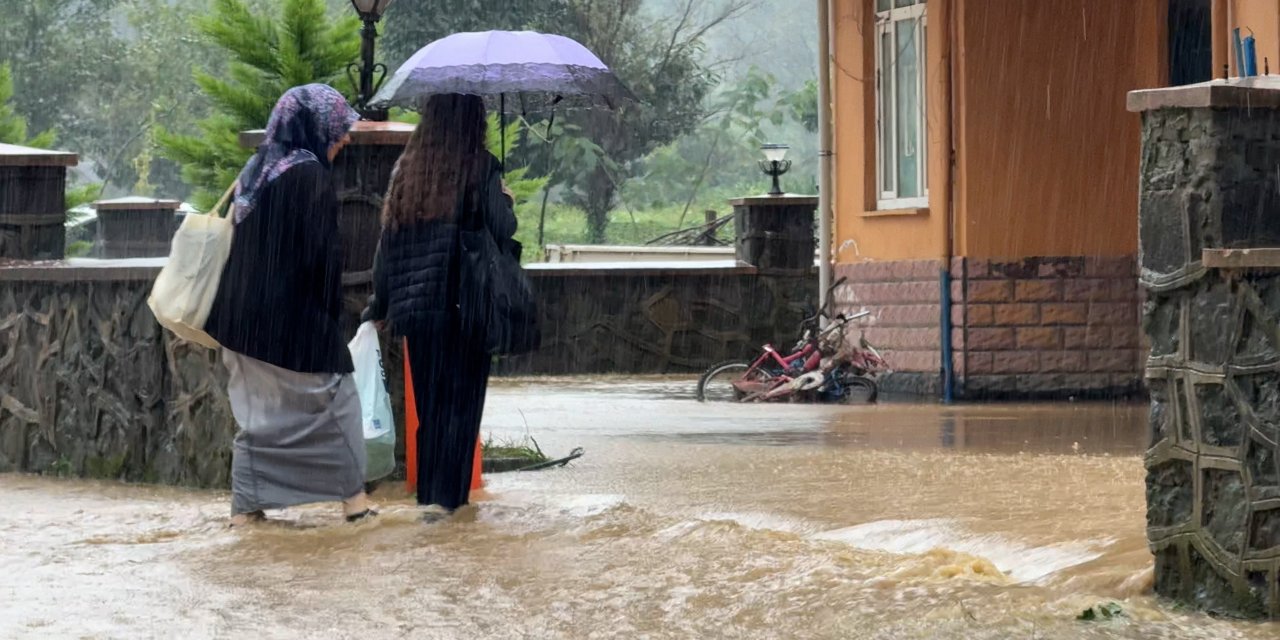 Rize'de şiddetli yağış etkili oluyor
