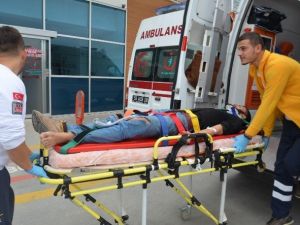 Minibüs İle Motosiklet Çarpıştı: 1 Yaralı