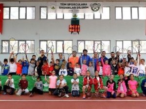 Minik Tenisçiler Hünerlerini Sergiledi