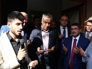 Arınç, Manisa’da Lokma Dağıttı