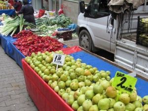 Bu Pazarda Ne Alırsan Bir Lira