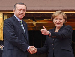 Erdoğan, Merkel'i askerî törenle karşıladı