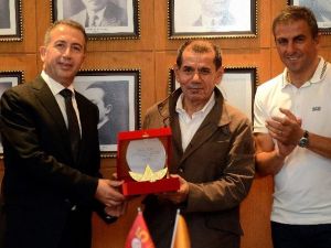 Dursun Özbek’ten Gsyiad Üyelerine Plaket