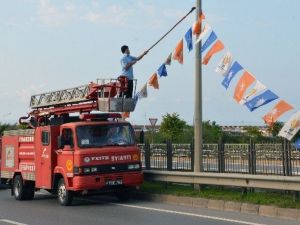 Trabzon’da İzinsiz Asılan Bayrak Ve Flamalar Toplanıyor