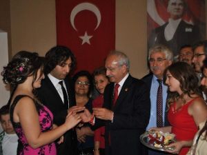 Chp Lideri Kılıçdaroğlu Aydın’da Partili Gençlerin Nişan Yüzüğünü Taktı