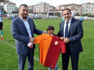 Fenerbahçeli Müdürden Milletvekiline Galatasaray Forması