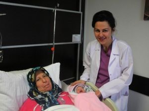 Kanseri Yendi, Tüp Bebek Yöntemiyle 44 Yaşında İkinci Kez Anne Oldu