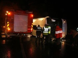 Tem Otoyolunda Yolcu Otobüsü Devrildi, Yaralılar Var