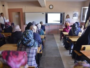 Sosyal Yaşam Okulu’nda Velilere Ergenlik Anlatıldı