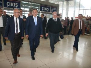 Bakan Eroğlu, Otogarda Yolcuları Kendi Yaptığı Anons İle Uğurladı