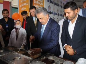Eski Bakan Yazıcı Vatandaşa Aşure Dağıttı