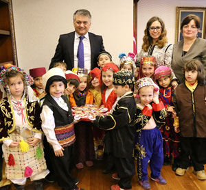 Rize'de Minik Eller Aşure İkram Etti