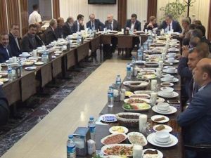 Başbakan Yardımcısı Yılmaz, Hemşehrileriyle Yemekte Buluştu