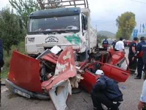 Tokat’ta Kamyon İle Otomobil Çarpıştı: 2 Ölü, 1 Yaralı