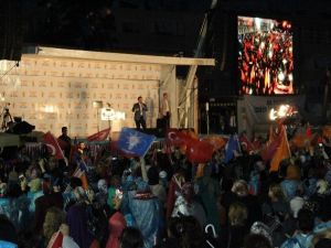 Başbakan Davutoğlu: “Bizden Başka, Meydanları Teröristlere Bırakmayız Diyen Var Mı?”