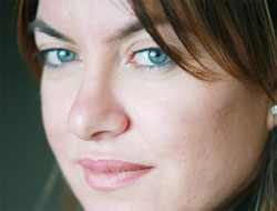 İyi bakın! Bu kız kim biliyor musunuz?