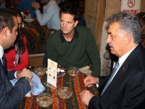 Eski Bakan Yazıcı, Kapalıçarşı’da Vatandaşa Aşure Dağıttı
