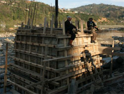 Asma Köprü Yapımı Sürüyor