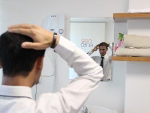 Saç Ektirdi Aynalarla Barıştı