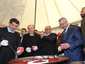 Başbakan Davutoğlu Aşure Dağıttı