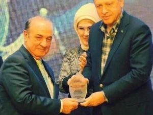 Cumhurbaşkanı Erdoğan’dan Rektör Coşkun’a Eğitime Destek Plaketi