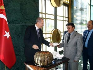 Cumhurbaşkanı Erdoğan’dan Muhtarlara "Bal Kabaklı" Aşure
