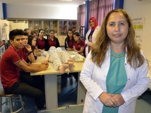 Fedakar Öğretmenler Öğrencileri İçin Canlı Manken Oldu