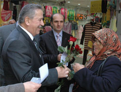 Rize'de 5 Bin Gül Dağıttılar