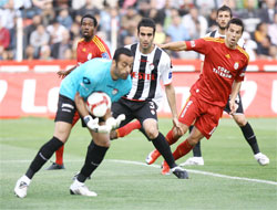 Aslan Tarzan'ı geçti, Timsah için pusuya yattı - VİDEO