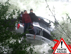 Otomobil Dereye Uçtu