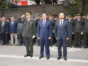 Niksar’da 29 Ekim Bayram Çelenkleri Sunuldu