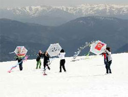 Kar üstünde uçurtma uçurtup, horon teptiler