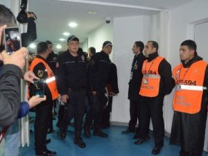 Hakem Çağatay Şahan Ve Yardımcıları Stadyumdan Geniş Güvenlik Önlemleri Altında Çıkartıldı.