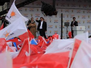 Başbakan Davutoğlu Diyarbakır Mitingi Öncesinde Beyaz Güvercin Uçurdu