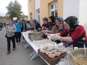 Kargı Fen Lisesi Öğrencileri Aşure Dağıttı