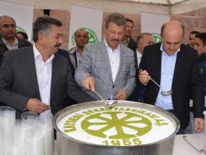 Merzifonlu Kara Mustafa Paşa Kervansarayında Kayseri Şeker Aşure Dağıttı