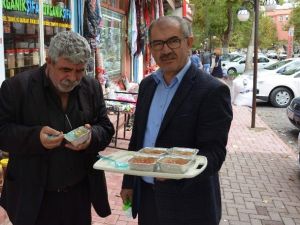 Gölbaşı İlçesinde Esnaflar Aşure Dağıttı